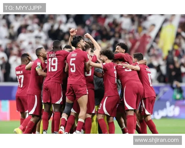 足球明星热情亲吻球迷与家人展现温暖一幕引发媒体热议